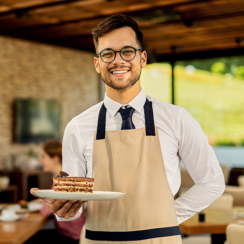 Un serveur en restauration qui a un contrat intérimaire.