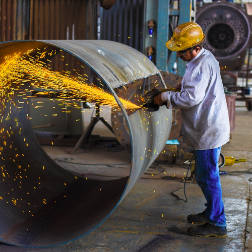 Un chaudronnier en pleine action